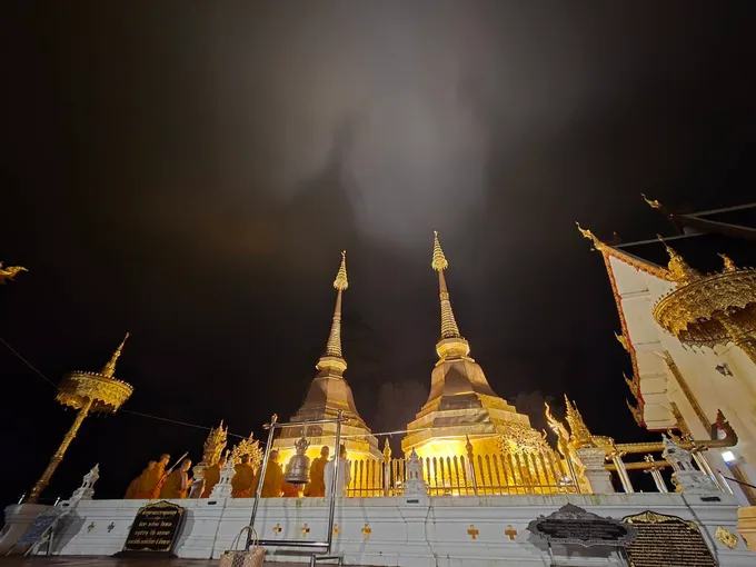 สุดงดงาม! พระธาตุดอยตุงยามค่ำคืน ท่ามกลางแสงไฟและสายหมอก สวยสะกดทุกสายตา