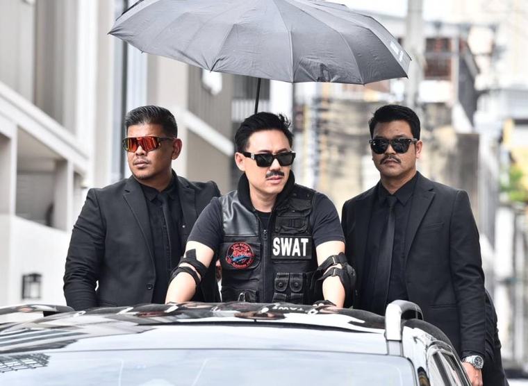 “ทนายตั้ม” ลุคจัดเต็ม ติดหนวด-ใส่เสื้อ SWAT พร้อมบอดี้การ์ด บี้ปมโควตาสลากผู้พิการ อ้างถูกผู้มีอิทธิพลแย่งสิทธิ์